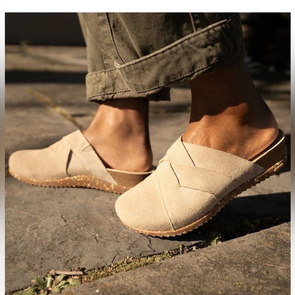 NEW Dansko Daniella Clogs - Suede Color Beige size 39EU 9 US